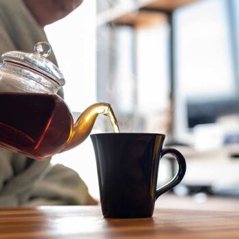 با عوارض مصرف بیش از حد چای آشنا شوید