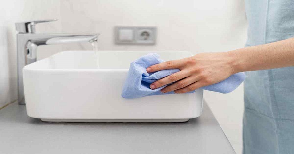 استفاده از شوینده های مختلف برای نظافت حمام