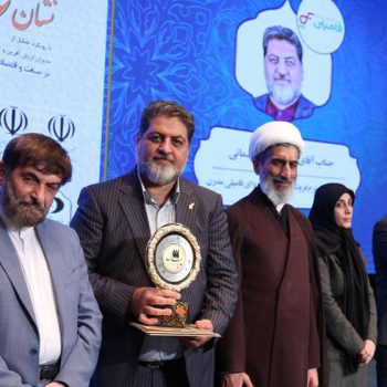 مدیرعامل فروشگاههای زنجیرهای فـامیلی، نشان عالی مدیر سال را دریافت کرد